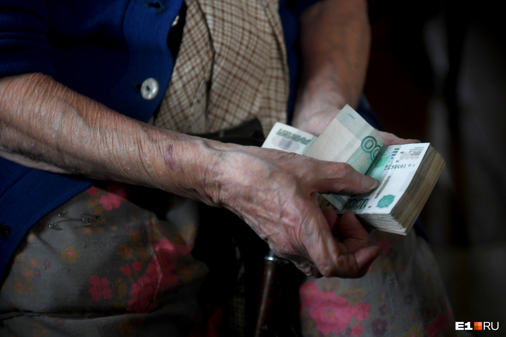 Обещала обменять деньги на новые: в Екатеринбурге мошенница отняла у пенсионерки 1,5 миллиона рублей
