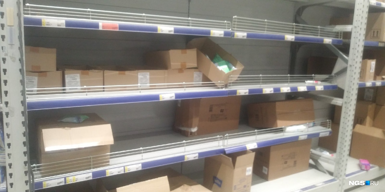 Люди пачками покупали влажные салфетки Люди пачками покупали влажные салфетки