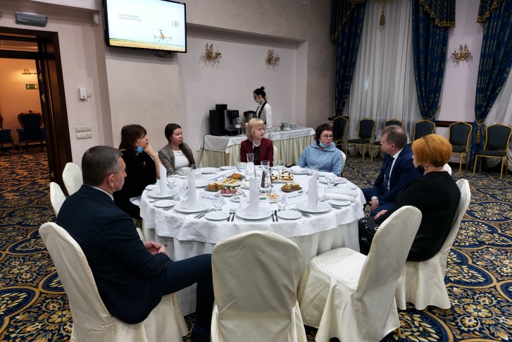 На бизнес-завтрак с директором Ярославского филиала банка были приглашены крупные застройщики и представители власти