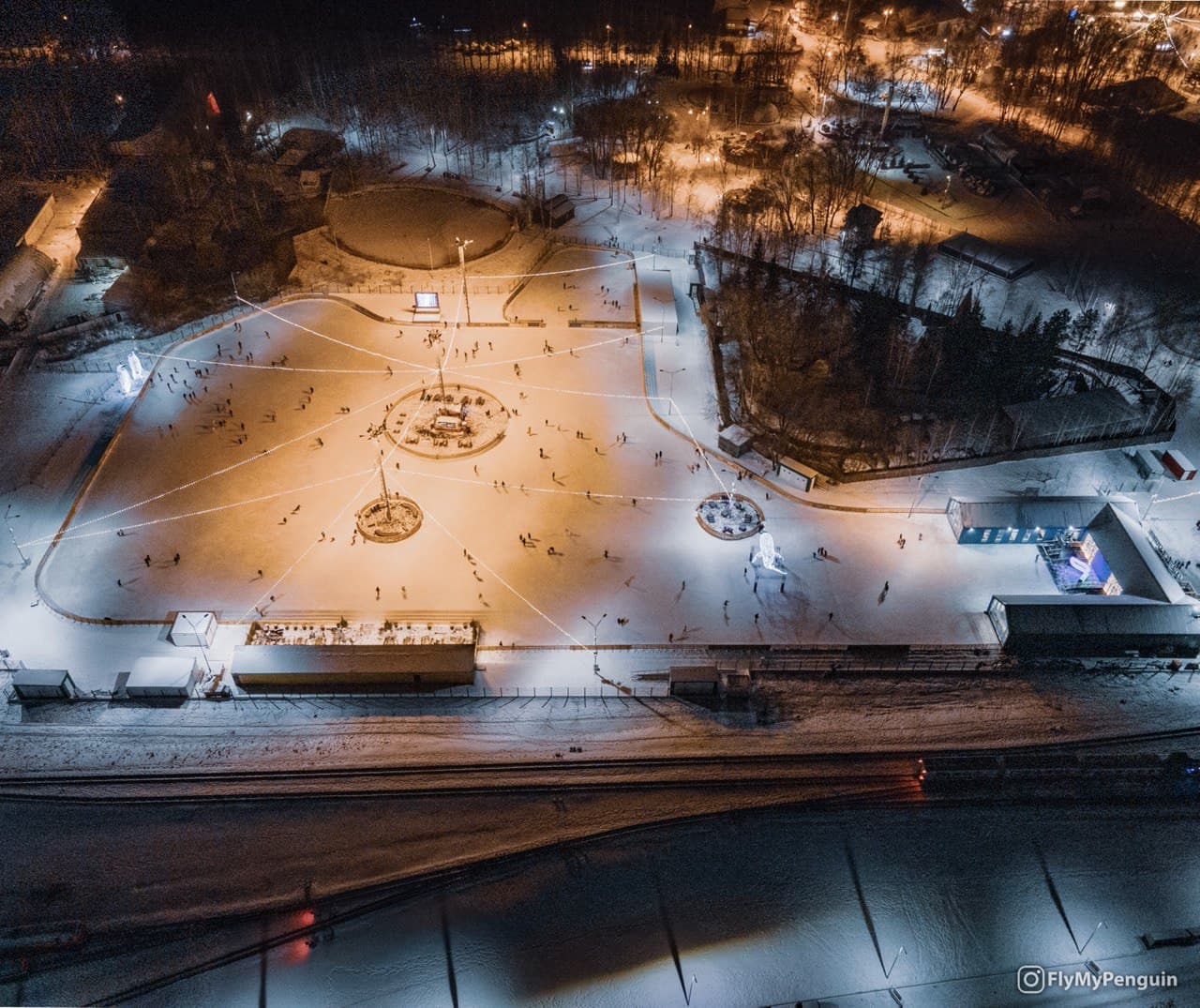 Каток парк маяковского екатеринбург расписание. Каток Северное сияние Екатеринбург парк Маяковского. Парк Маяковского ЕКБ каток. Каток в парке Маяковского Екатеринбург. Каток парк Маяковского Екатеринбург 2022.