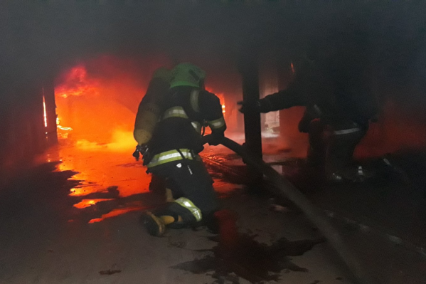 Вот так пожарные тренируются тушить огонь внутри двух контейнеров Вот так пожарные тренируются тушить огонь внутри двух контейнеров