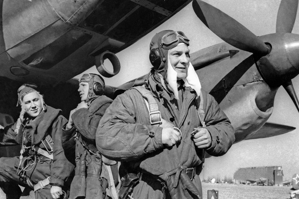 Германия. Апрель. 1945 год. Экипаж бомбардировщика 6-го гвардейского бомбардировочного авиационного корпуса перед вылетом на боевое задание во время Второй мировой войны. Точная дата и место съемки не установлены Германия. Апрель. 1945 год. Экипаж бомбардировщика 6-го гвардейского бомбардировочного авиационного корпуса перед вылетом на боевое задание во время Второй мировой войны. Точная дата и место съемки не установлены