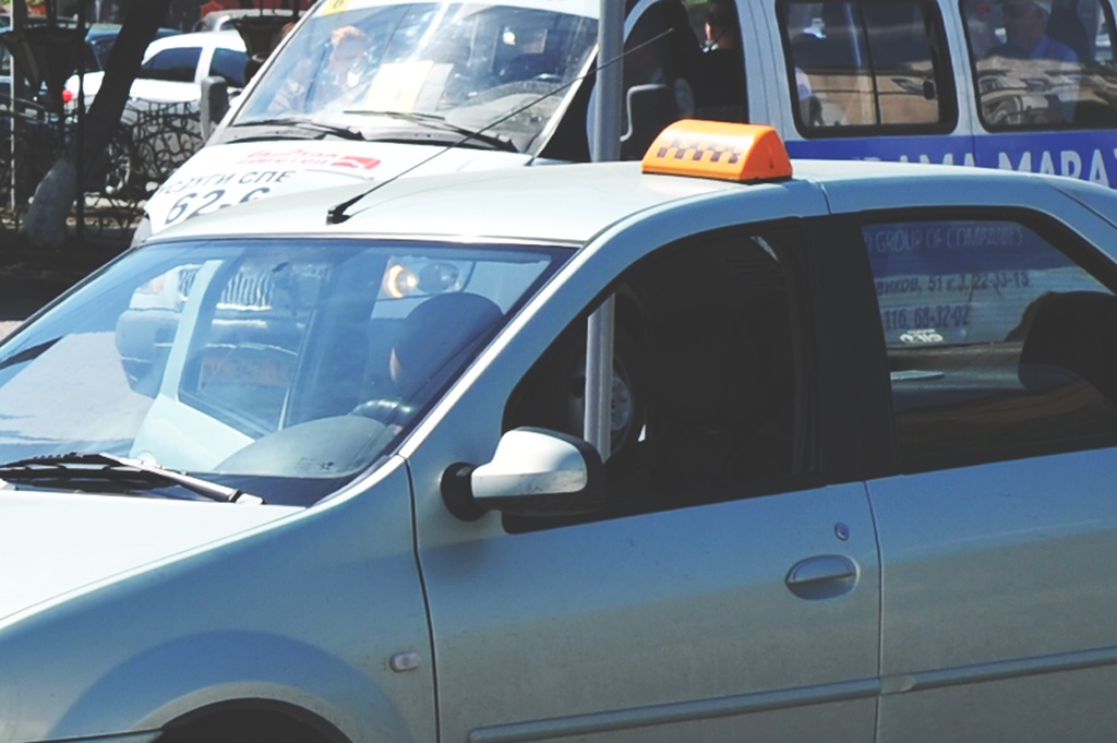 Многодетная мать в Тюмени устроила скандал в такси из-за тарифа «эконом»