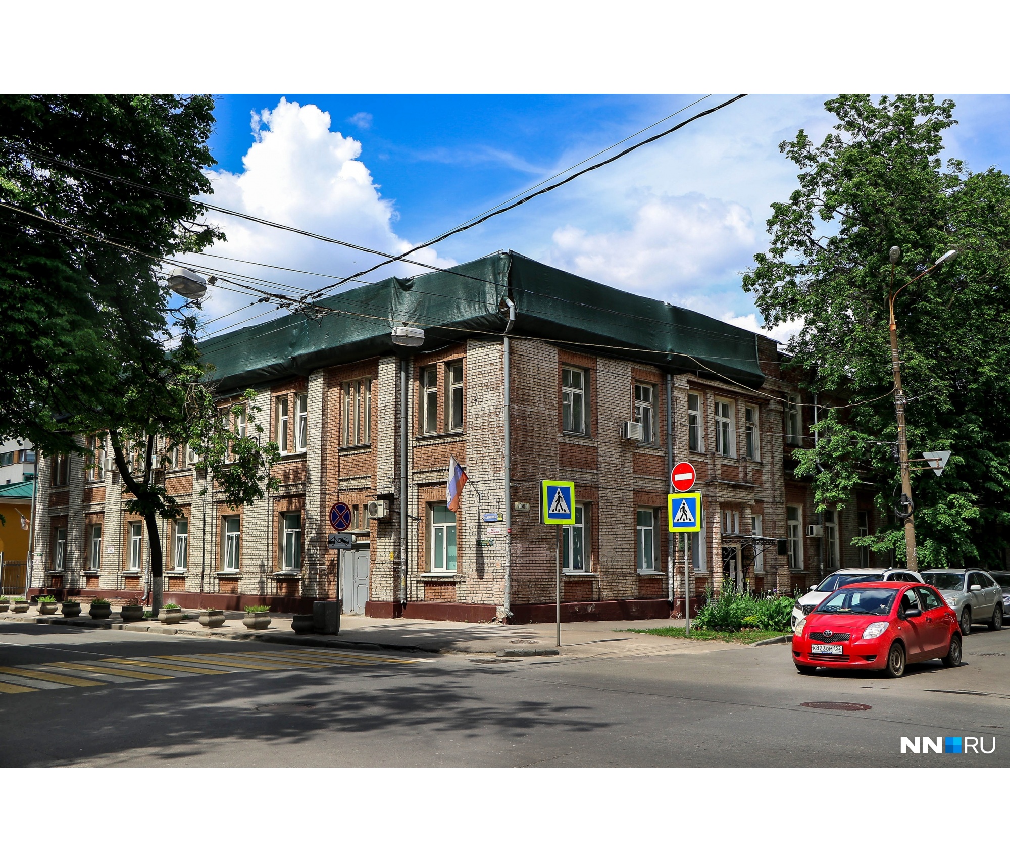 Именно здесь — на перекрестке с нынешней улицей Минина — располагалась большая усадьба полковника Мартынова. Сейчас здесь находится нижегородский СПИД-центр Именно здесь — на перекрестке с нынешней улицей Минина — располагалась большая усадьба полковника Мартынова. Сейчас здесь находится нижегородский СПИД-центр 