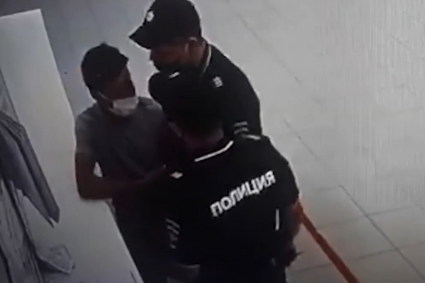 Судя по видео, правоохранители вели себя грубо Судя по видео, правоохранители вели себя грубо