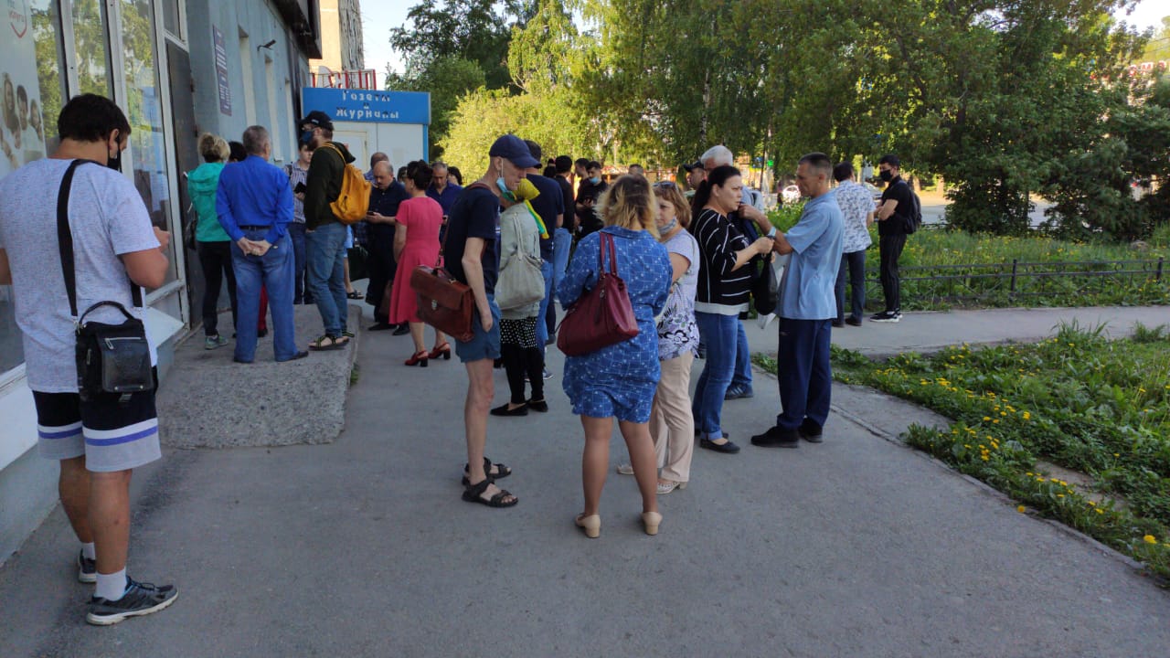 Такая очередь собралась вчера перед отделом УФМС Октябрьского района на Никитина, 70. <br><br>«Нетрудно догадаться, что после открытия весь народ набился в тамбур, ни о какой дистанции речи быть не может», — пишет наш читатель Такая очередь собралась вчера перед отделом УФМС Октябрьского района на Никитина, 70. <br><br>«Нетрудно догадаться, что после открытия весь народ набился в тамбур, ни о какой дистанции речи быть не может», — пишет наш читатель 
