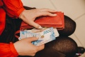 Тюменцы стали чаще снимать деньги с рублевых вкладов и пополнять брокерские счета