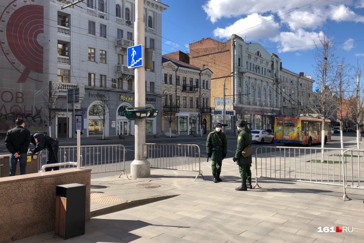 Центральные улицы Ростова перекрыли ограждениями и выставили патрули