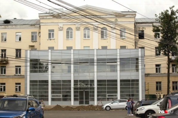 Современна пристройка к старинному зданию выглядит странно Современна пристройка к старинному зданию выглядит странно 