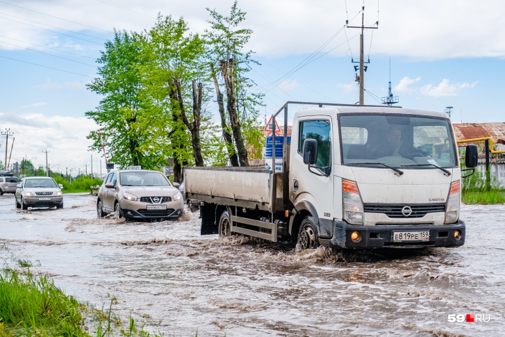 Дорогу у переезда начало затапливать в мае Дорогу у переезда начало затапливать в мае