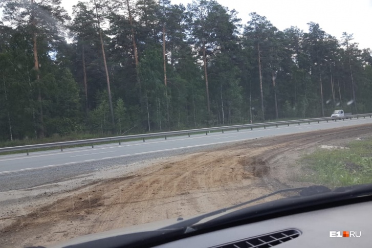 Грязь и мусор со свалки периодически растаскивались по скоростной дороге Грязь и мусор со свалки периодически растаскивались по скоростной дороге