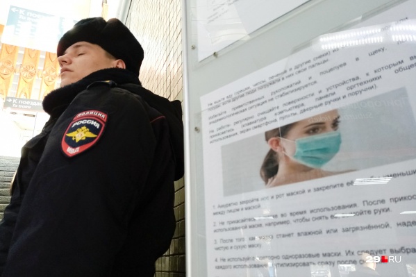 После письменного отказа от карантина в дом к мужчине пришли полицейские После письменного отказа от карантина в дом к мужчине пришли полицейские
