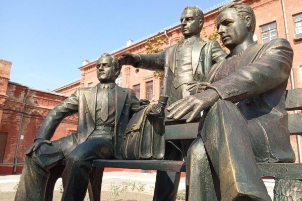 Скульптуру установили во внутреннем дворике горхоза Скульптуру установили во внутреннем дворике горхоза