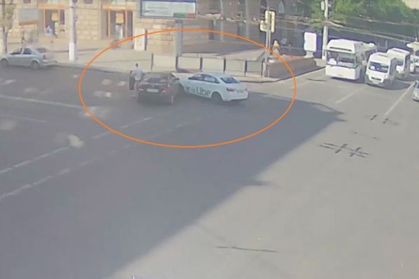 Авария произошла около часа назад на злополучном перекрестке Авария произошла около часа назад на злополучном перекрестке