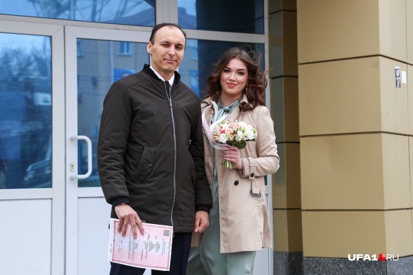 Молодые пришли в ЗАГС без гостей Молодые пришли в ЗАГС без гостей