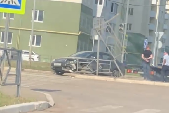 Очевидцы считают, что иномарка ехала на огромной скорости Очевидцы считают, что иномарка ехала на огромной скорости