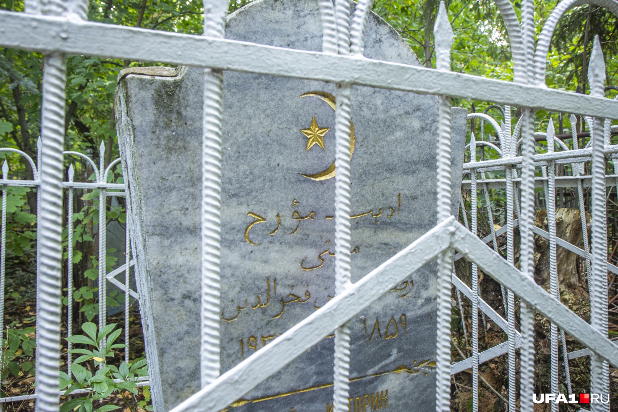 В 90-е годы муфтию установили новый памятник, а старое надгробие «отдали» сыну