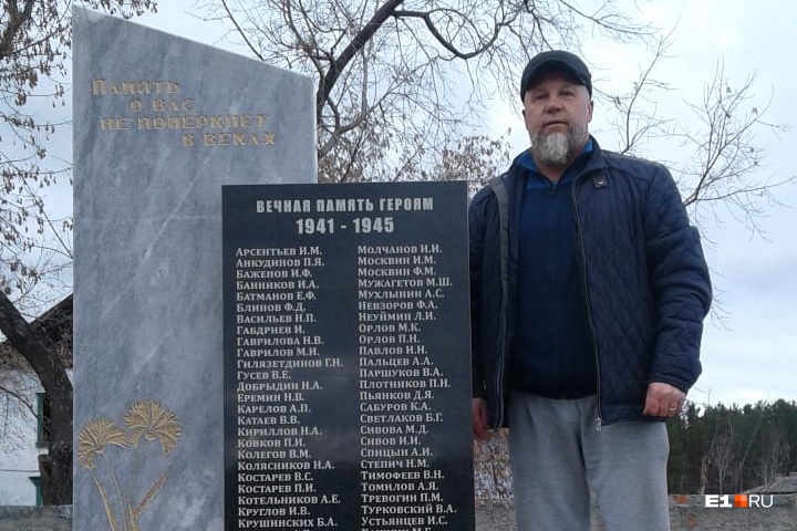 Мужчина регулярно устанавливает памятные стелы и мемориальные доски за свой счет Мужчина регулярно устанавливает памятные стелы и мемориальные доски за свой счет