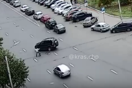 Пешеход вел себя на дороге довольно странно Пешеход вел себя на дороге довольно странно