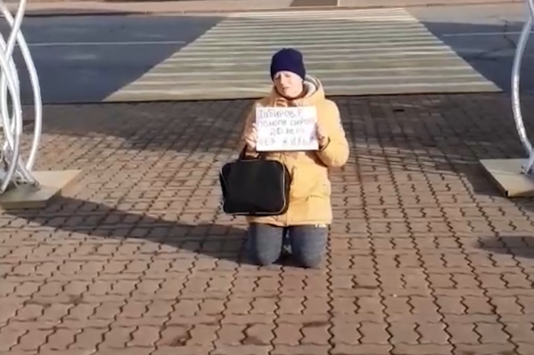 Женщина встала на колени, решив, что так на нее обратят внимание Женщина встала на колени, решив, что так на нее обратят внимание 