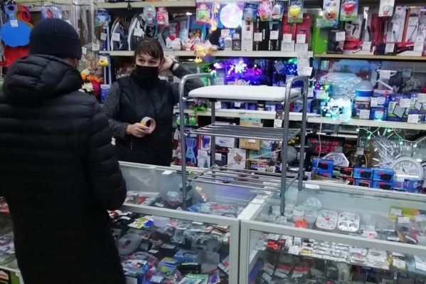 Продавцы в последнее время все в масках, а вот посетители пренебрегают требованиями безопасности Продавцы в последнее время все в масках, а вот посетители пренебрегают требованиями безопасности