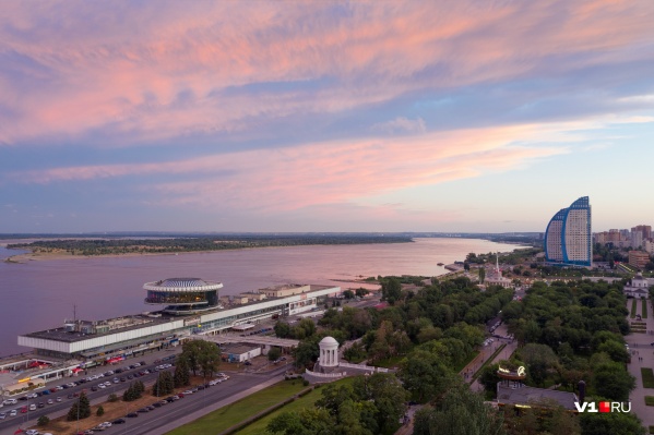 Краски «небесного океана» плавно перетекают в Волгу Краски «небесного океана» плавно перетекают в Волгу