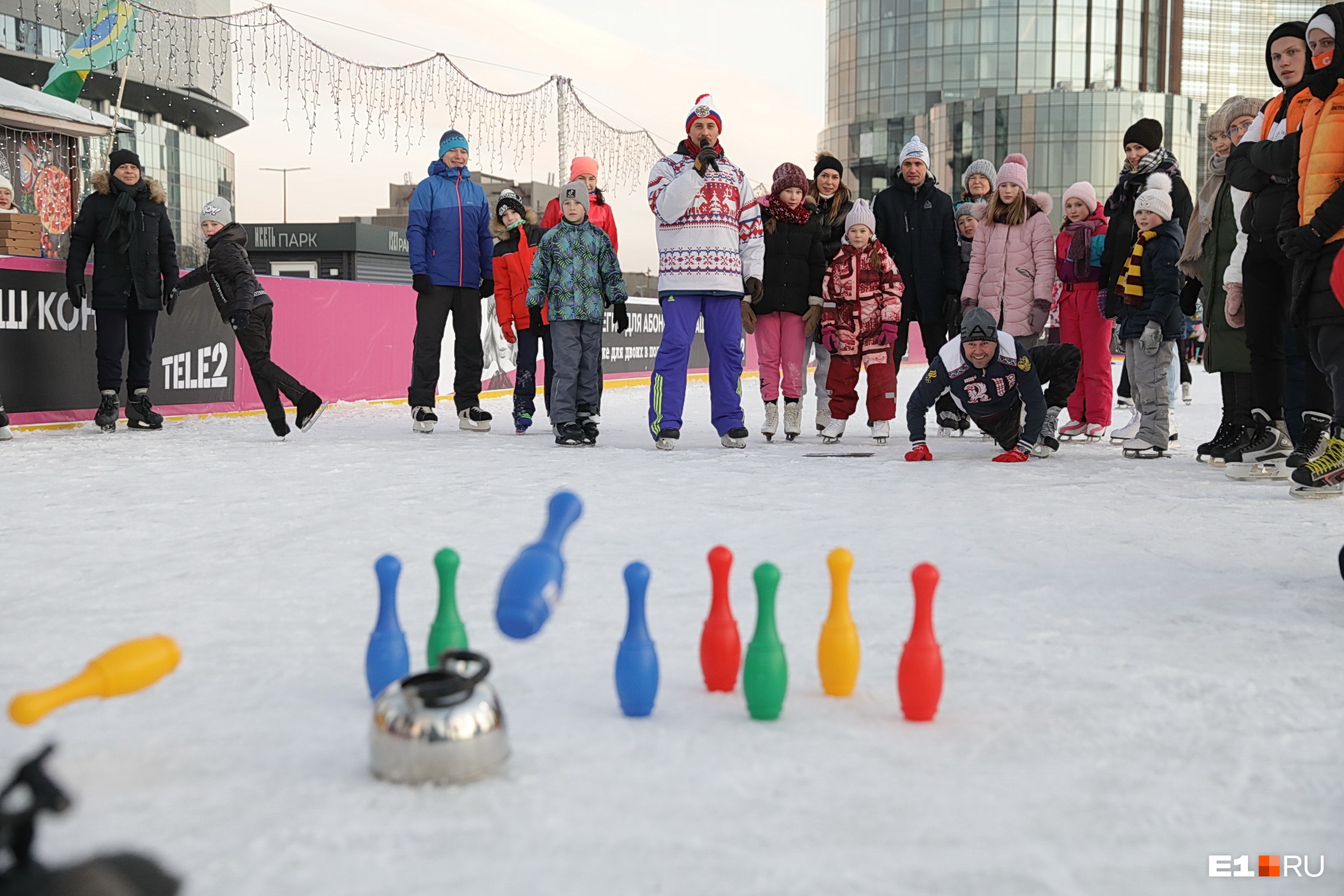 Играли в керлинг чайниками, а в хоккей — метлами: в Екатеринбурге открыли каток возле башни «Исеть»