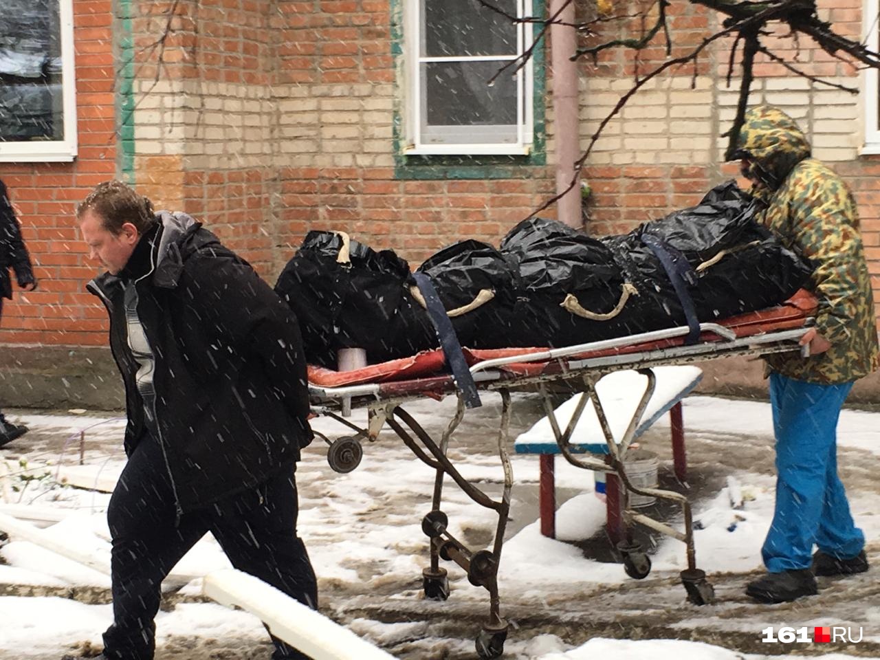 Выносят второго погибшего Выносят второго погибшего