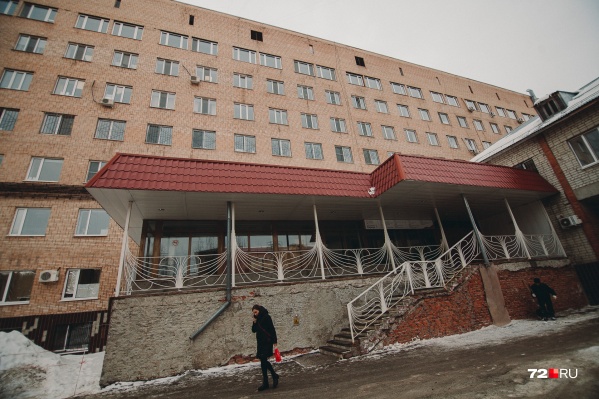 Согласно договору, подрядчик обязан выполнить все работы до 30 апреля. В ином случае будет оштрафован Согласно договору, подрядчик обязан выполнить все работы до 30 апреля. В ином случае будет оштрафован