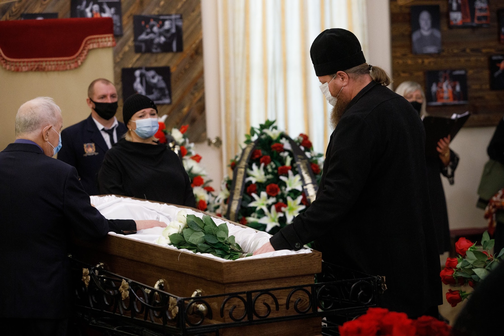 Попрощаться с Алексеем Рябцевым пришел настоятель Храма на Крови Максим Миняйло Попрощаться с Алексеем Рябцевым пришел настоятель Храма на Крови Максим Миняйло 