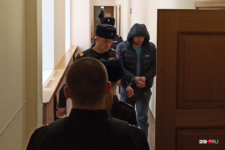 Худякова ведут в зал заседания, на прошлом он <a href="https://29.ru/text/criminal/68984839/" target="_blank" class="_">закрывал лицо листом бумаги</a> Худякова ведут в зал заседания, на прошлом он <a href="https://29.ru/text/criminal/68984839/" target="_blank" class="_">закрывал лицо листом бумаги</a>