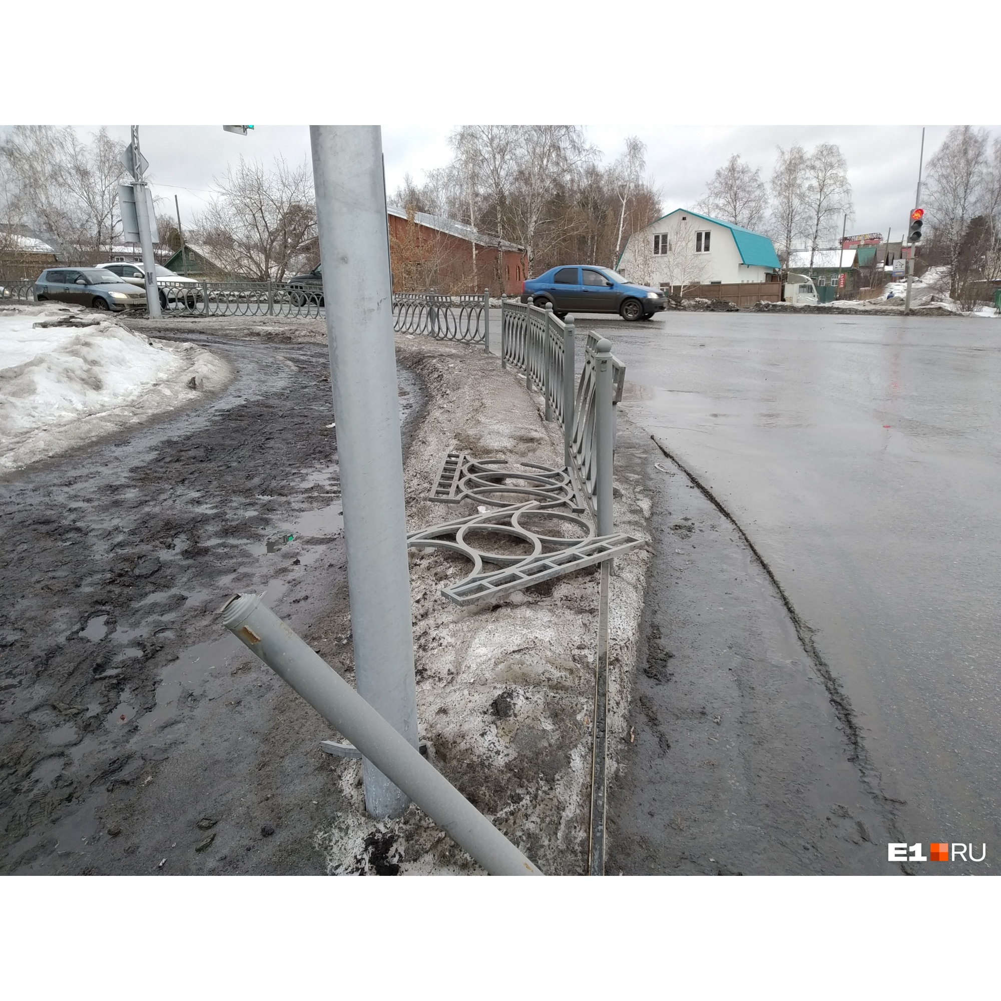 Ограждение на улице Чистой тоже разрушено Ограждение на улице Чистой тоже разрушено