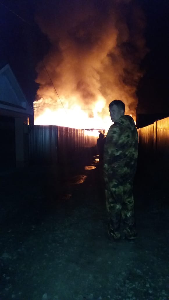«Детей вытащили из горящего дома»: в Большом Истоке после пожара семья из 10 человек осталась на улице