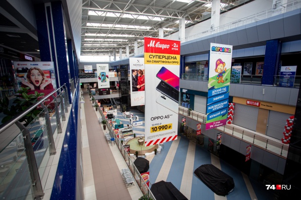 Непродуктовые части торговых центров закрылись, но многие магазины продолжили работу Непродуктовые части торговых центров закрылись, но многие магазины продолжили работу