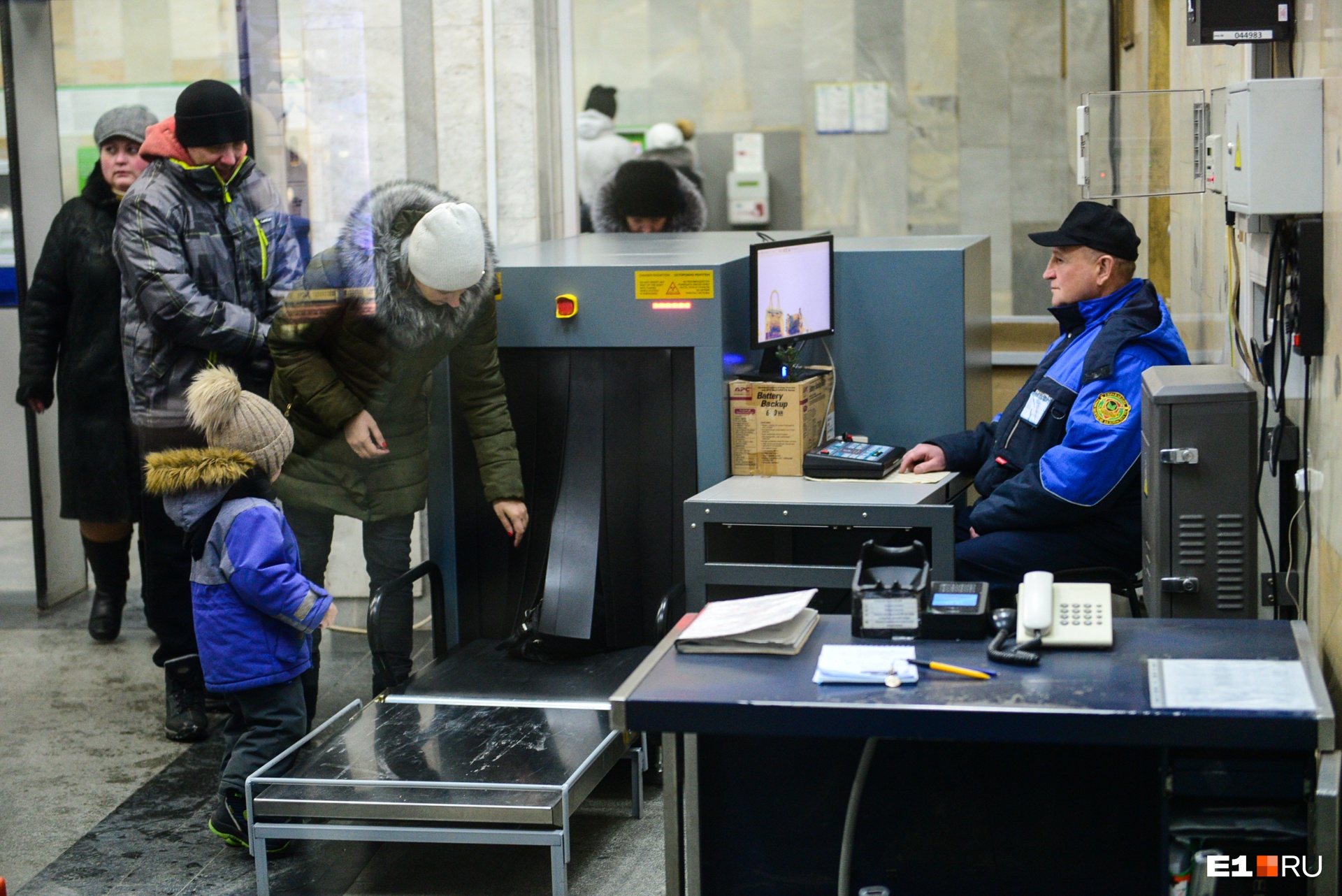 Досмотрю. Досмотр в метро. Досмотр в метро Екатеринбург. Досмотровая зона метрополитена. Досмотр на станции метро.