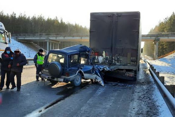 Водитель въехал в стоявший из-за поломки у обочины грузовик Freightliner Водитель въехал в стоявший из-за поломки у обочины грузовик Freightliner
