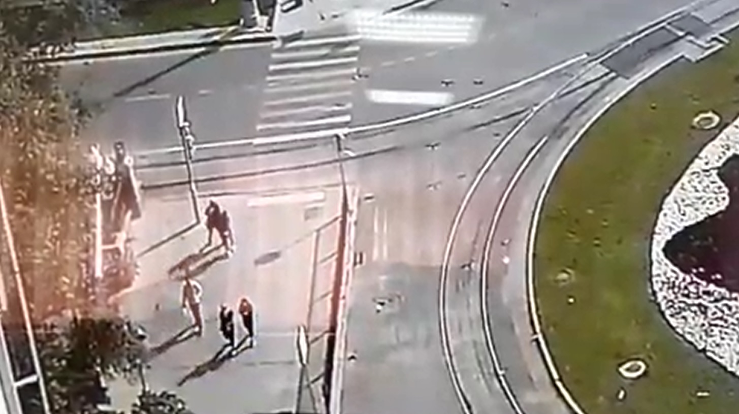Грабитель в женском парике, который напал на девушек в центре Екатеринбурга, попал на записи камер