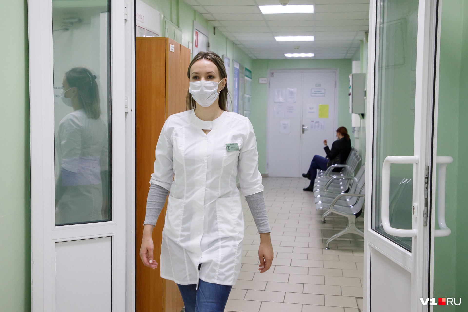 «Три часа стоим с температурой на лестнице»: в поликлиниках Волгограда и области отменили запись к терапевтам