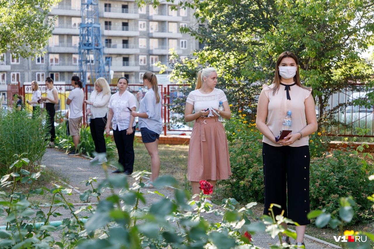 Волнение не скрыть даже за маской: волгоградские школьники написали первый ЕГЭ