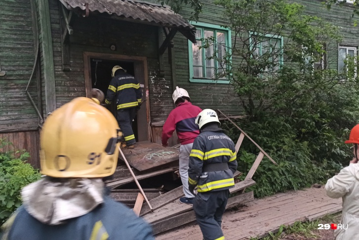 Около 20 часов дом сильно затрещал и поехал Около 20 часов дом сильно затрещал и поехал