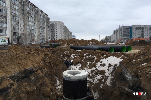 Место стройки будущей дороги по улице Мальцева пока не оборудовано для нормального передвижения по нему пешеходов Место стройки будущей дороги по улице Мальцева пока не оборудовано для нормального передвижения по нему пешеходов