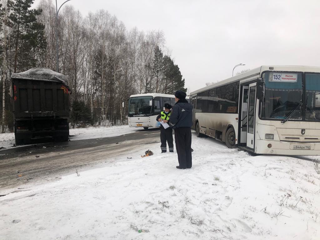В Кузбассе грузовик врезался в рейсовый автобус. Пострадали три человека