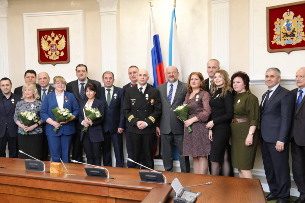 Четверым медикам вручили орден Мужества, ещё семерым и трём лётчикам — медаль «За спасение погибавших» Четверым медикам вручили орден Мужества, ещё семерым и трём лётчикам — медаль «За спасение погибавших»