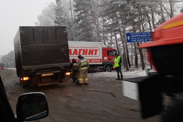 Одна из полос оказалась перекрыта для движения Одна из полос оказалась перекрыта для движения