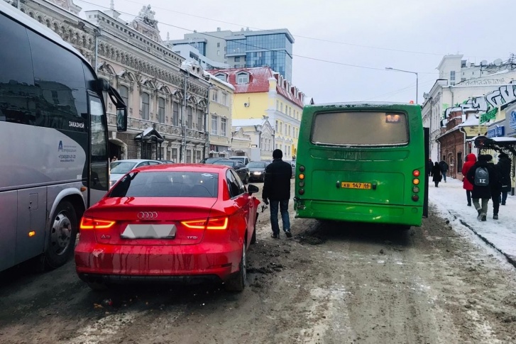 Водитель Audi задел Nissan и автобус маршрута № 056 Водитель Audi задел Nissan и автобус маршрута № 056