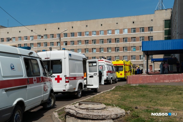 Перед зданием стоят четыре машины. Но ожидание всё равно растягивается: в одной из карет — шесть человек Перед зданием стоят четыре машины. Но ожидание всё равно растягивается: в одной из карет — шесть человек