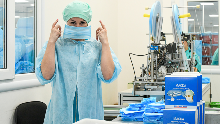 Стали работать круглосуточно: как небольшой завод делает миллион медицинских масок