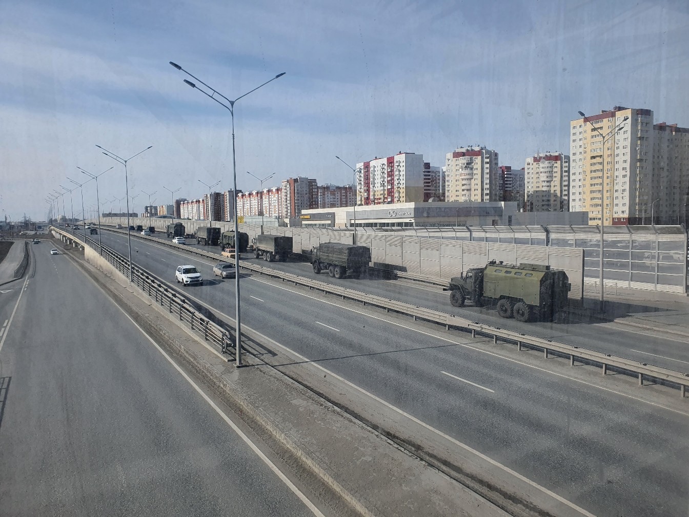 На фоне пустынных дорог военные машины и правда смотрятся устрашающе На фоне пустынных дорог военные машины и правда смотрятся устрашающе