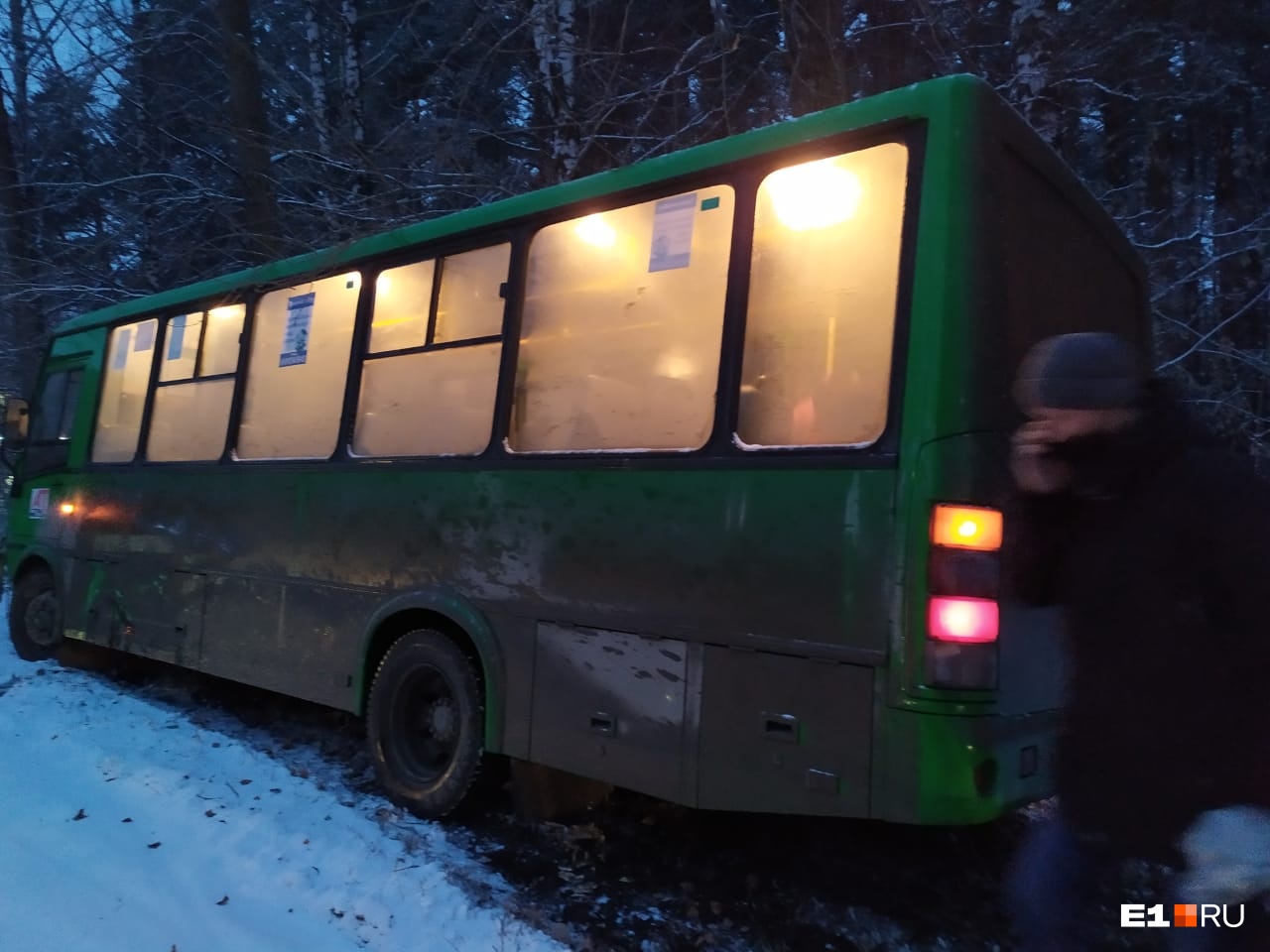Пассажиров пострадавшего автобуса пересадили в другой Пассажиров пострадавшего автобуса пересадили в другой
