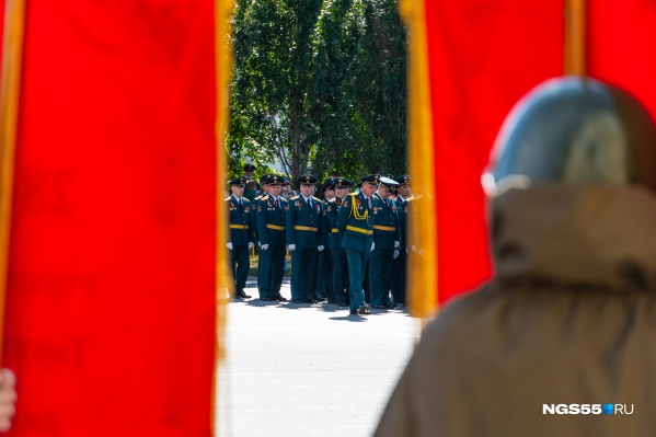 Занавес открывается, парад Победы начинается Занавес открывается, парад Победы начинается